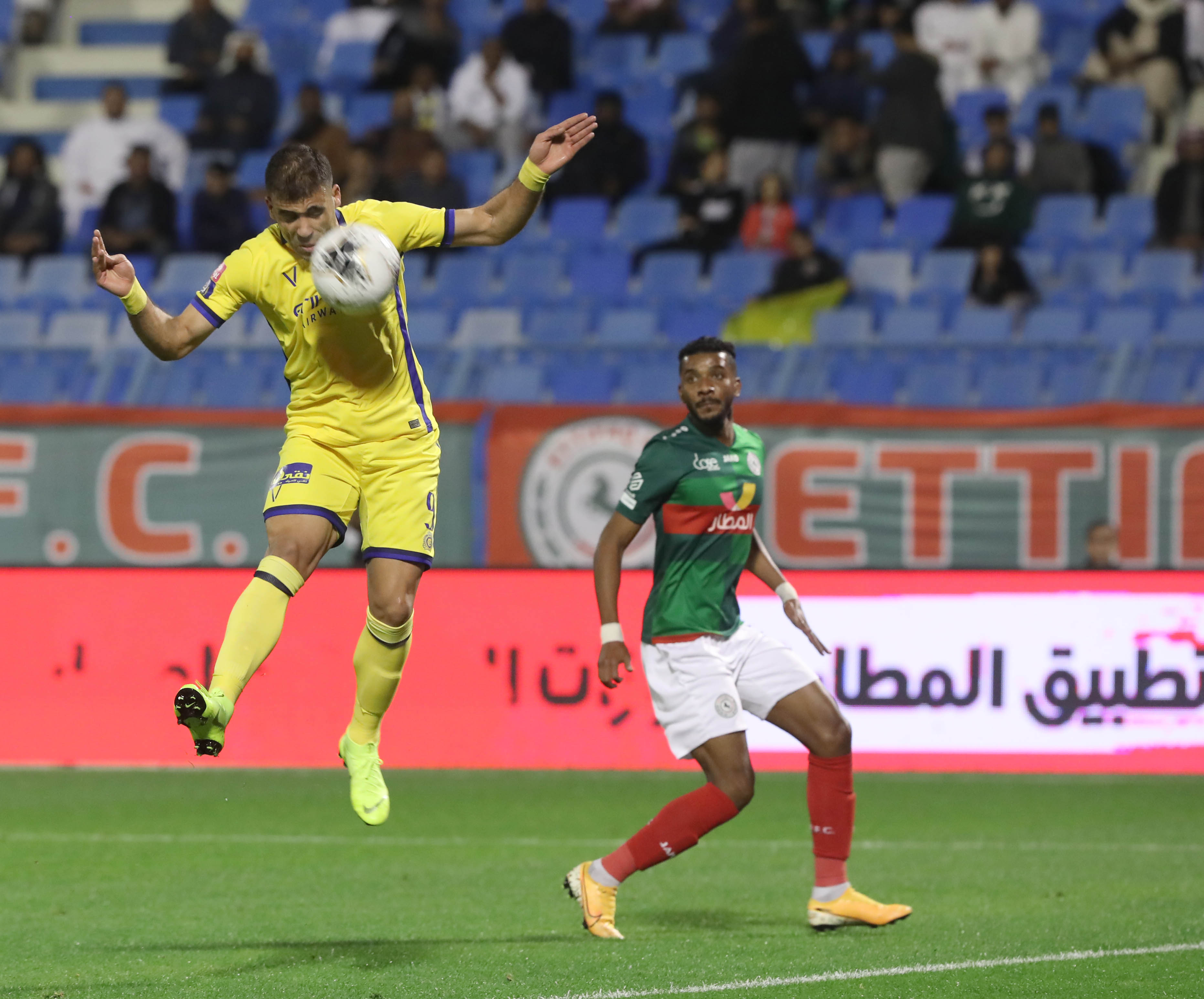 حمد الله يقود النصر إلى تصدر الدوري السعودي