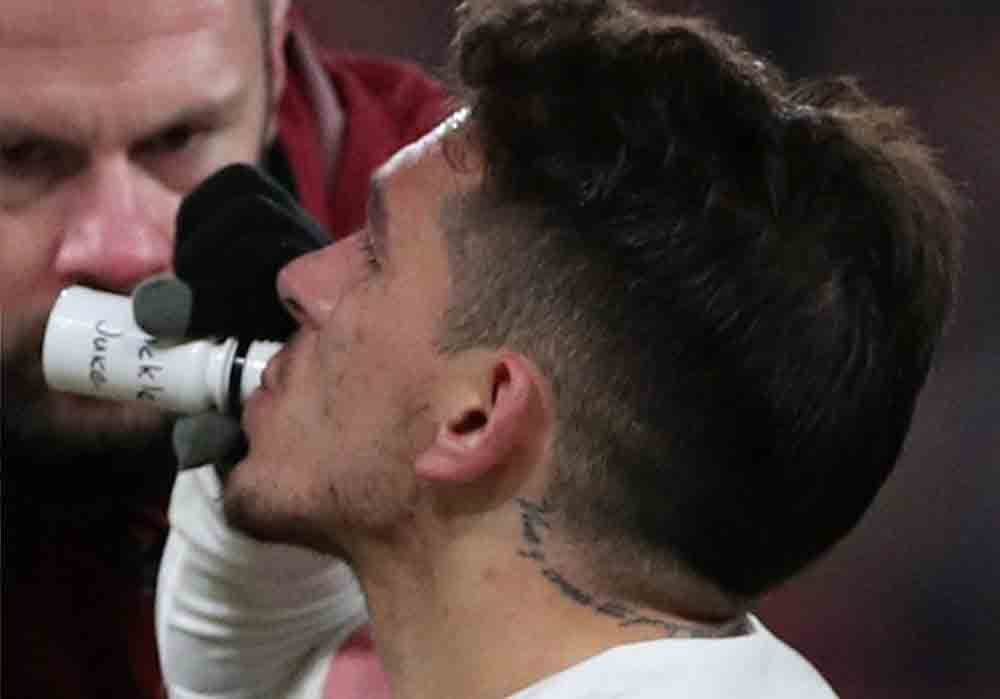 السبب الرئيسي الذي جعل لاعب أرسنال يشرب الماء المخلل أثناء المباراة