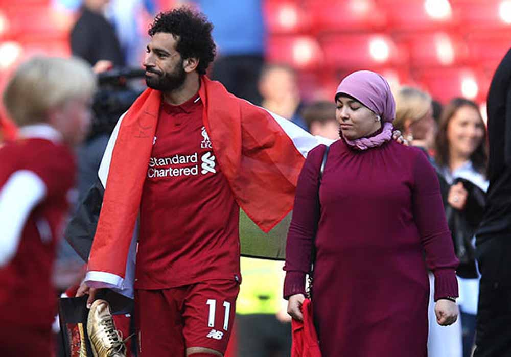 أليكس أوكسليد : أنظروا ماذا يفعل محمد صلاح على الطائرة