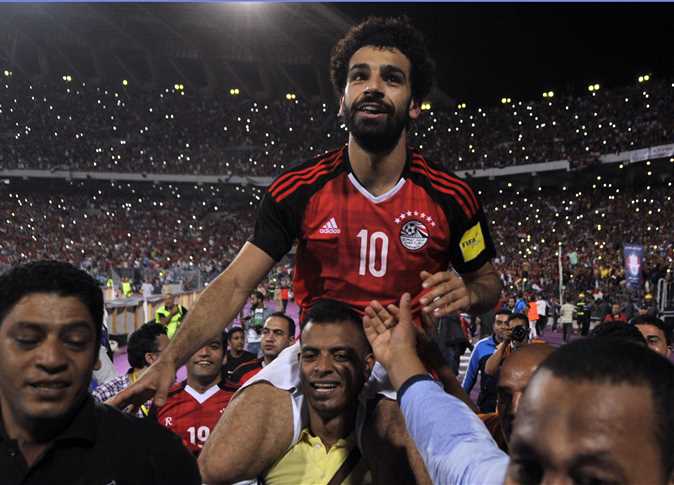 في عيد الفطر .. صلاح يهدي قميص النهائي ويوزع اخرين على أبناء بلده