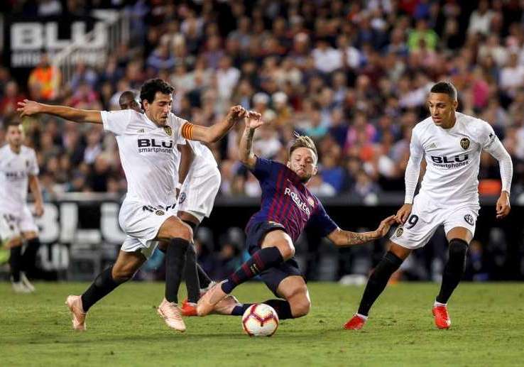 نجم فالنسيا يتهرب من الحديث عن اهتمام برشلونة