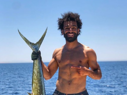 محمد صلاح يصطاد سمك البحر الأحمر