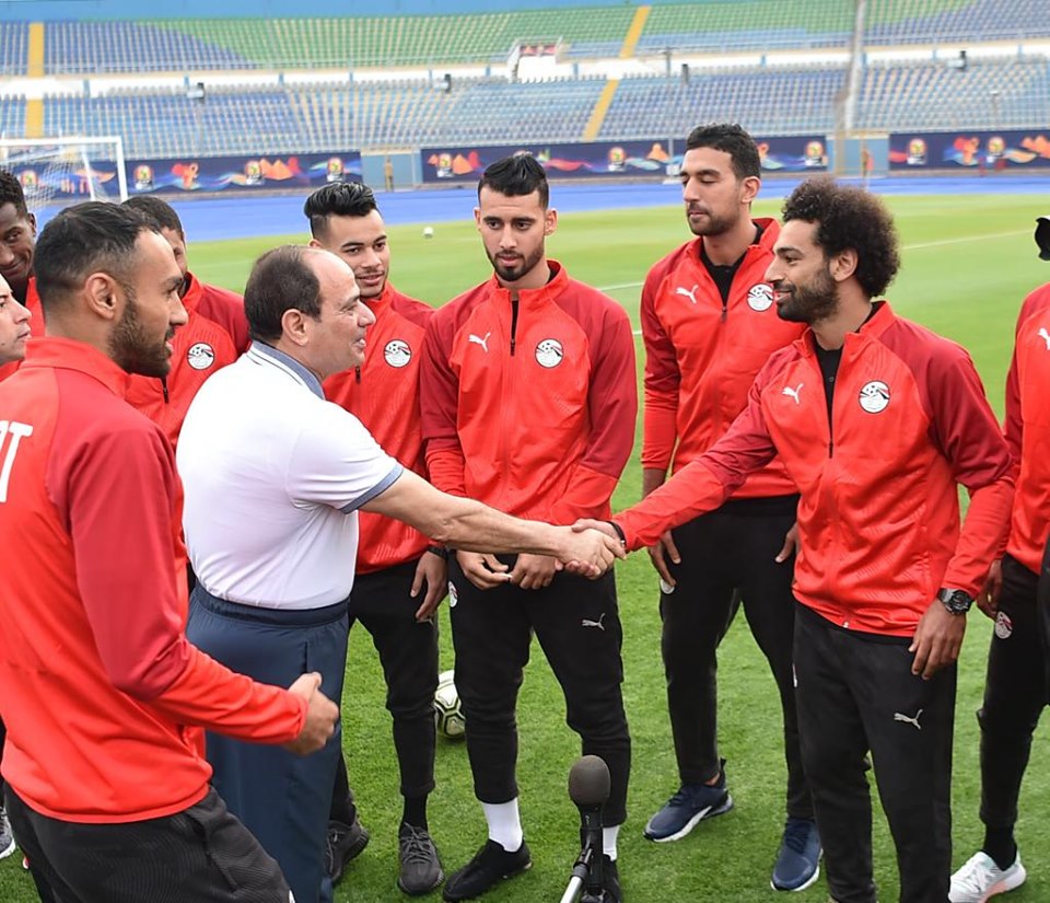 السيسي يزور منتخب مصر ويوجه لهم النصائح