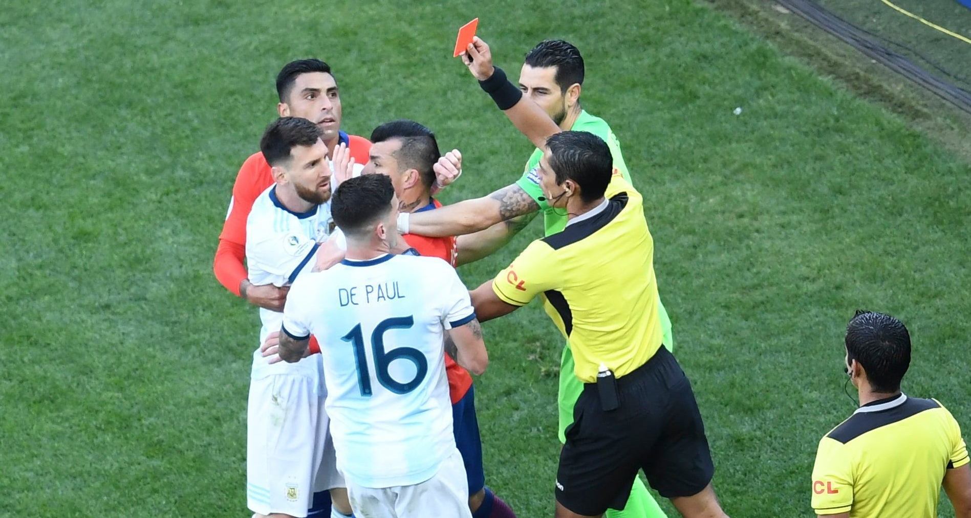 ميديل ينتقد طرده رفقة ميسي ويمدح المنتخب الأرجنتيني