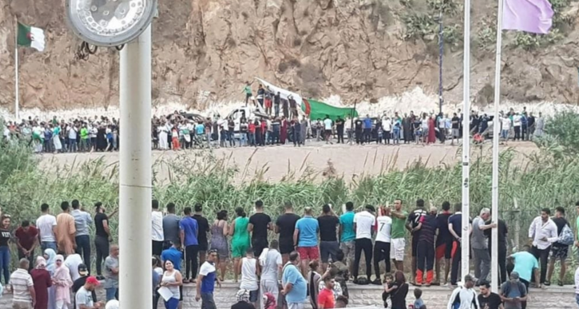 أفراح على الحدود المغربية الجزائرية بتأهل ثعالب الصحراء