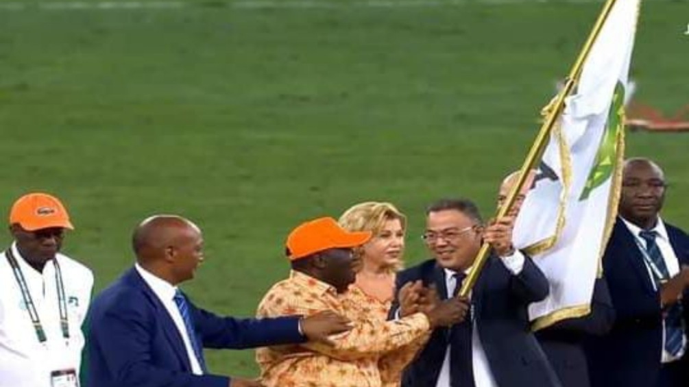 فوزي لقجع يتسلم علم كأس أمم إفريقيا من الرئيس الإيفواري ورئيس الكاف