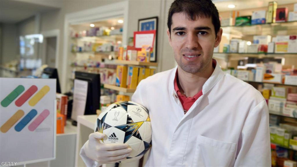 لاعب إسباني يُقرر العمل في صيدلية للمساعدة في محاربة فيروس كورونا