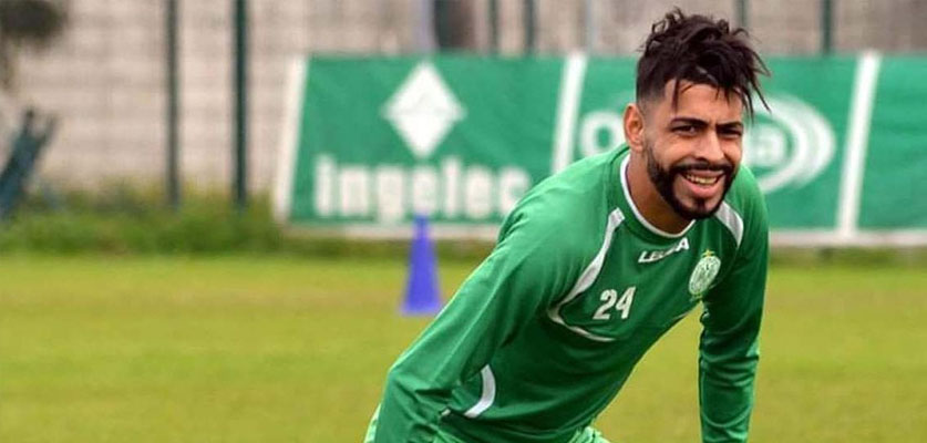 غضب جماهير الرجاء بعد غياب بنحليب عن بعثة الرجاء المتجهة لتنزانيا