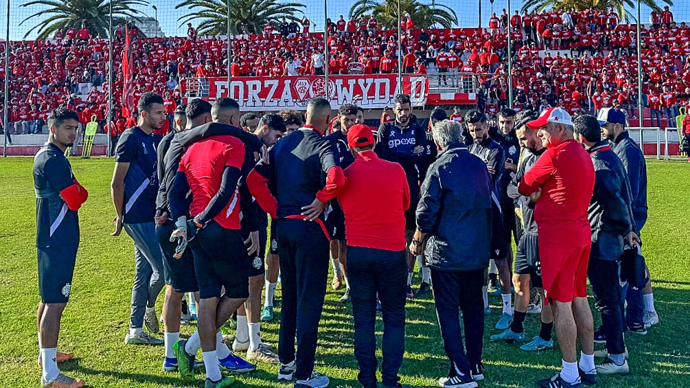 جماهير الوداد تساند فريقها قبل مباراة”الديربي” أمام الرجاء