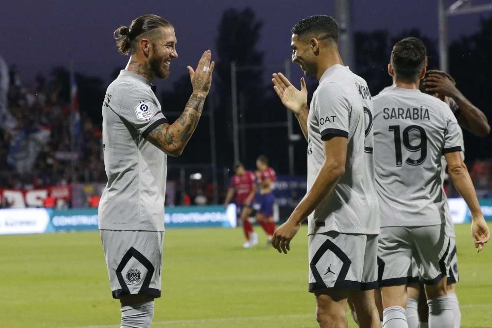 بهدف طائر و احتفالية عالمية حكيمي يقود باريس سان جيرمان لأول فوز في الـ”ليغ1″