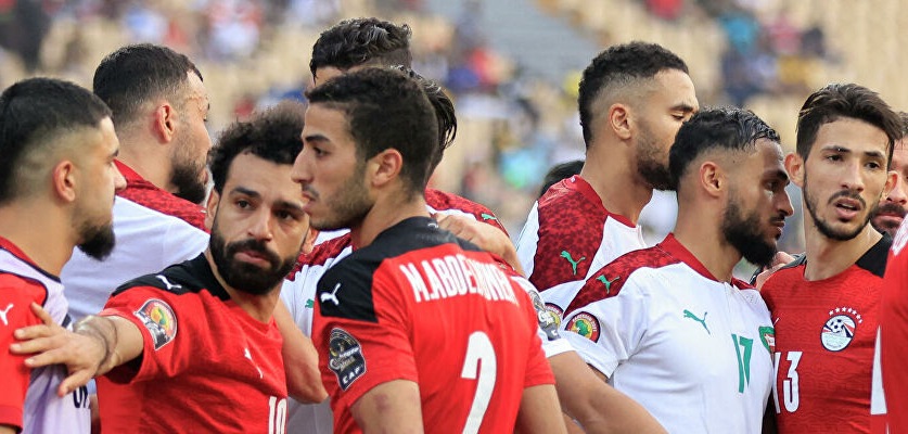 عقوبات وتوقيفات من “الكاف” على لاعبي المنتخب المغربي و المصري قبل مواجهة الكاميرون