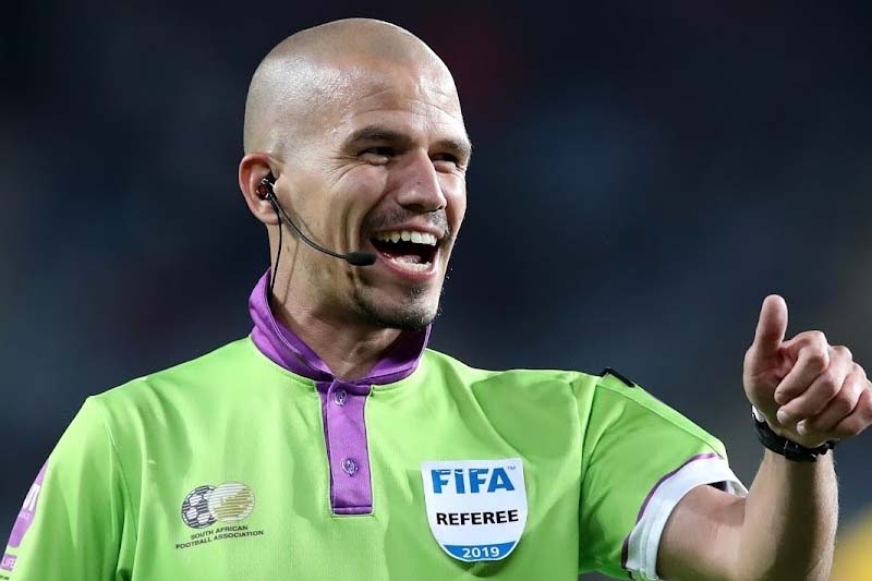 “الكاف” يكشف الستار عن حكام نهائي الأبطال بين الأهلي والوداد