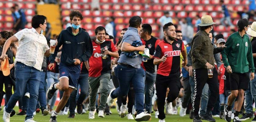 الدوري المكسيكي يقرر حظر الجماهير “الزائرة” بعد اشتباكات عنيفة أوقعت 26 جريحا