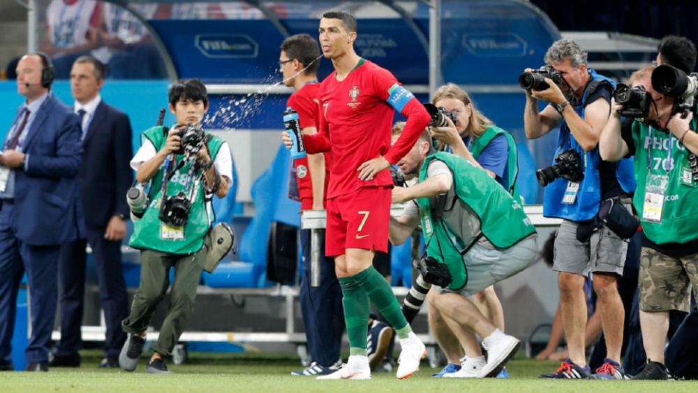 ممنوع البصق فى الملاعب و العقوبة “بطاقة صفراء”