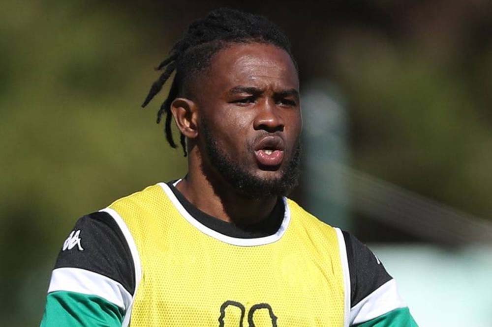 حقيقة طرد لاعب الرجاء الكونغولي “كابانغو” من شقته و فسخ العقد معه بالتراضي