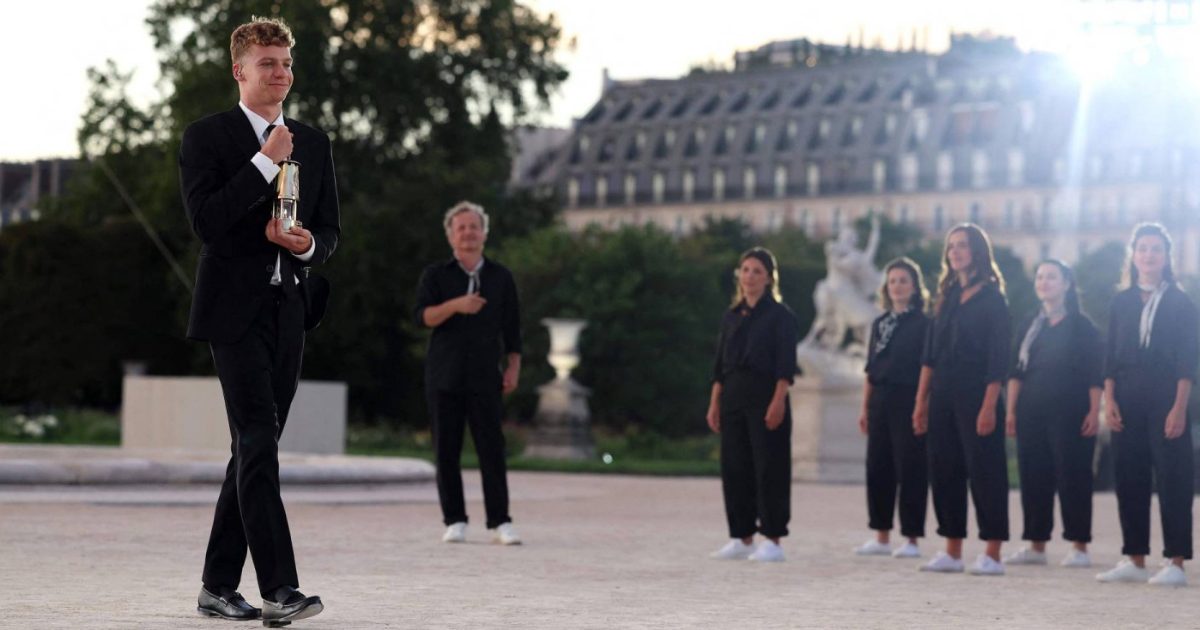 Ncqe8TNGAeP3zc0WdV4Uj0K4FwVwn4Vf76td5iiS السباح الفرنسي ليون مارشان يبدأ مراسم الحفل الختامي لأولمبياد باريس 2024 بإطفاء المرجل الأولمبي