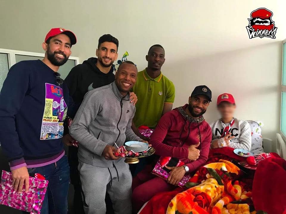 لاعبو الوداد و أولترا “وينرز” في بادرة إنسانية رائعة تجاه مرضى السرطان