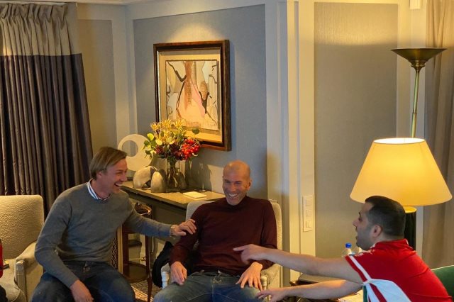 تركي آل الشيخ يمازح زيدان بـ “النطحة الشهيرة”