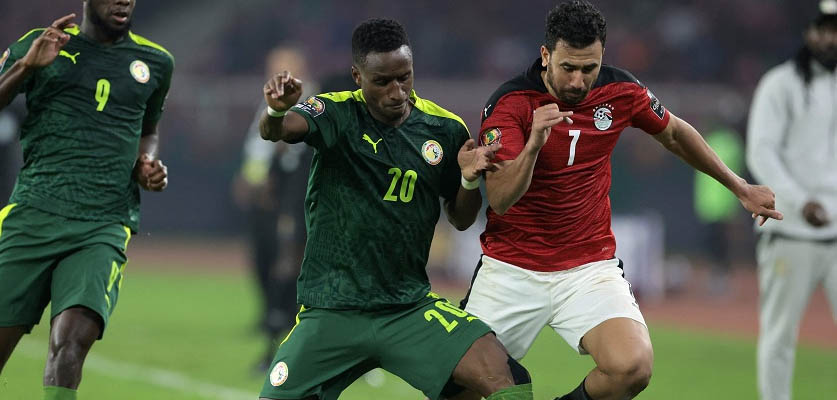 الإتحاد المصري لكرة القدم يفرض على “الكاف” تأجيل مباراة الإياب بين مصر و السنغال