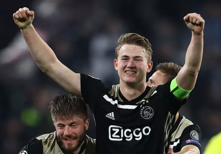 article 1555798207 حديث بين دي ليخت ووكيل أعماله يُقربه من برشلونة