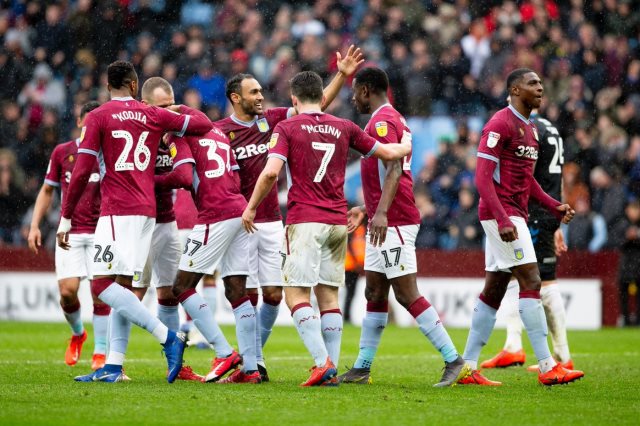 أستون فيلا يبارك الجمعة لجماهيره العربية ويرفع العلم المصري بملعبه