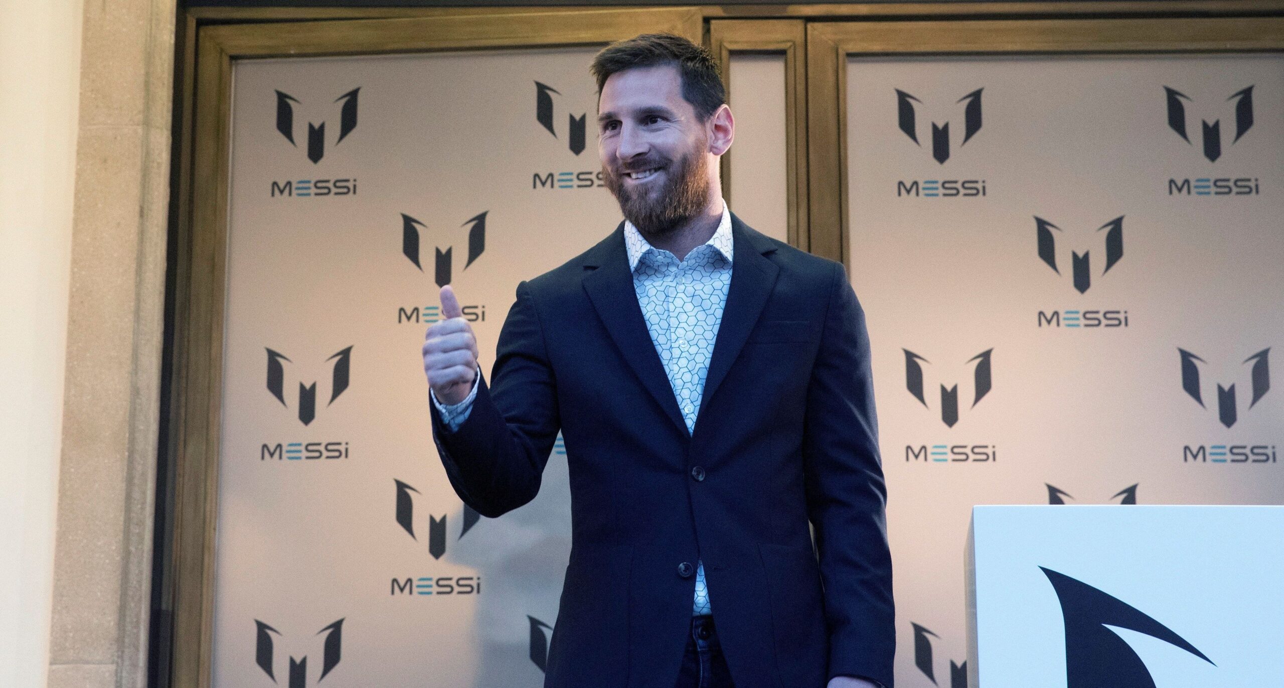 article 1569243047 scaled ميسي يطير إلى ميلانو ليلة قبل مواجهة فياريال