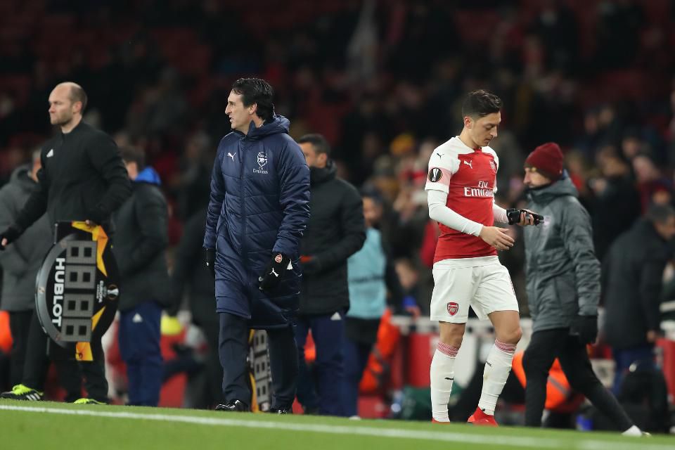 إيمري يواصل حربه مع مسعود أوزيل