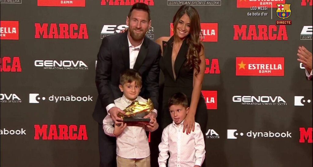 ميسي يتسلم حذائه الذهبي السادس في يوم الاحتفال ب15 سنة على بدايته مع برشلونة