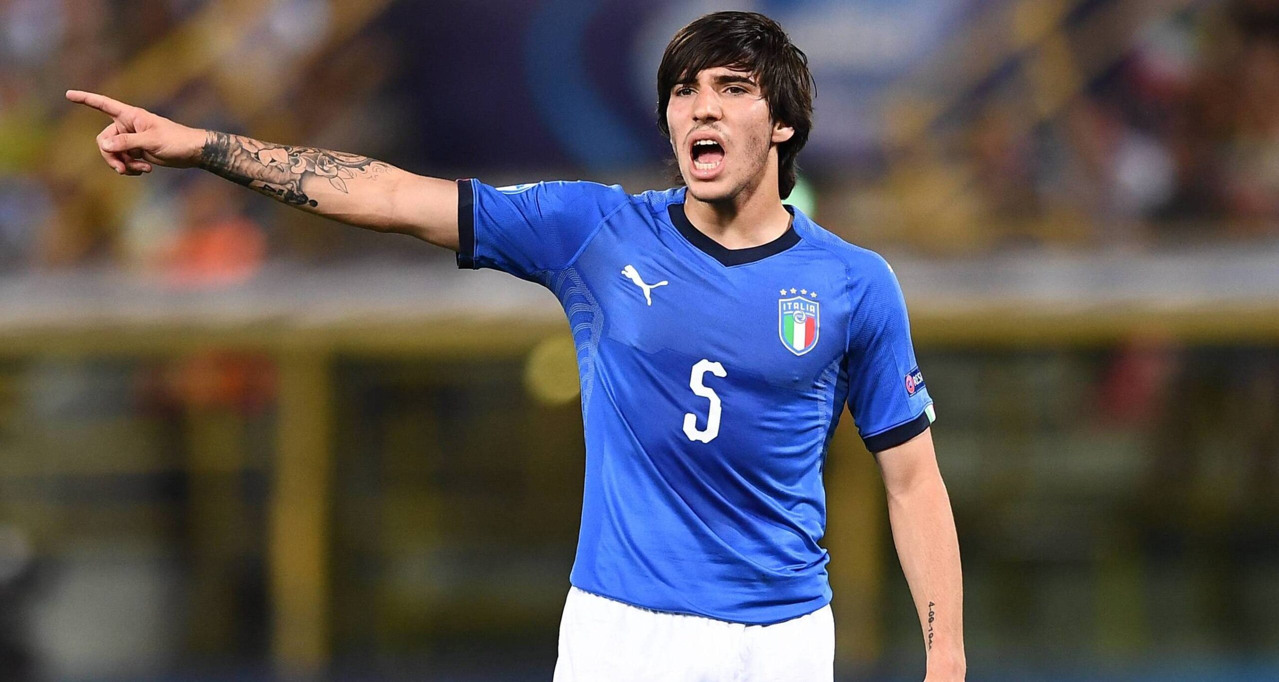 article 1572272234 scaled بيرلو الجديد يشعل الصراع بين قطبي مانشستر