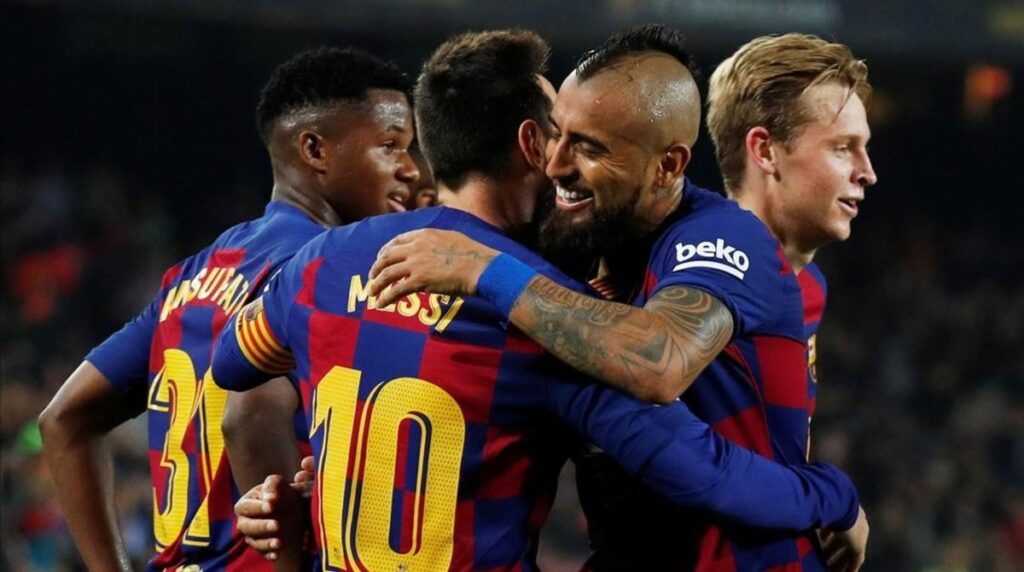 فيدال يعترف..لا توجد كلمات مناسبة لوصف ميسي