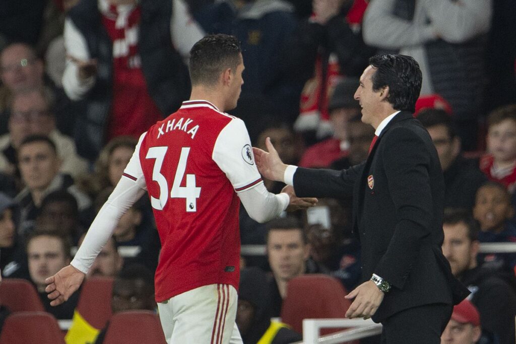 في أول خروج إعلامي..تشاكا يفسر لجماهير أرسنال سبب تصرفاته