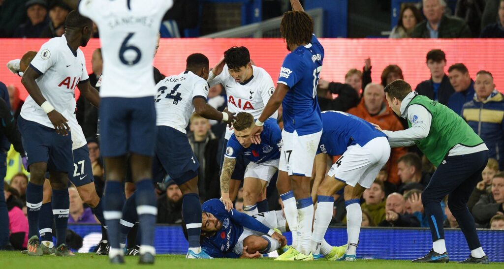 إيفرتون يعلن خبرا سارا بعد إصابة غوميز المروعة