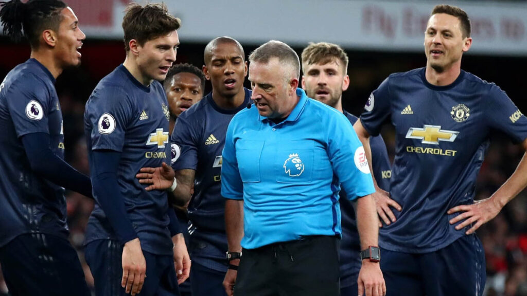 الإتحاد الإنجليزي: “السعال المتعمد بوجه الخصوم والحكام قد يتسبب بطرد اللاعبين”