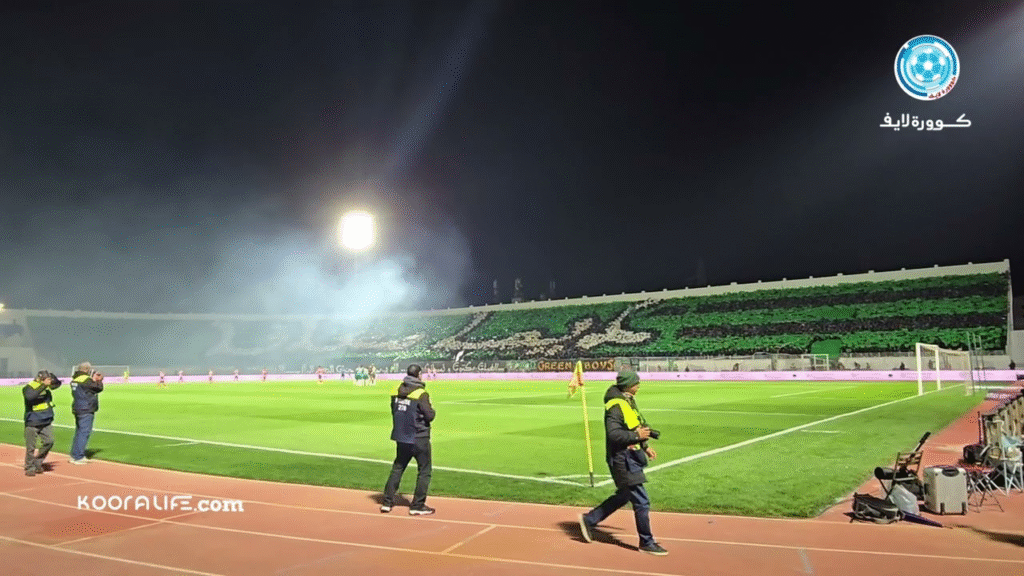 جماهير الرجاء تبدع في مدرجات 🏟 العربي الزاولي، بتيفو عالمي مع انطلاق المباراة ضد المغرب التطواني