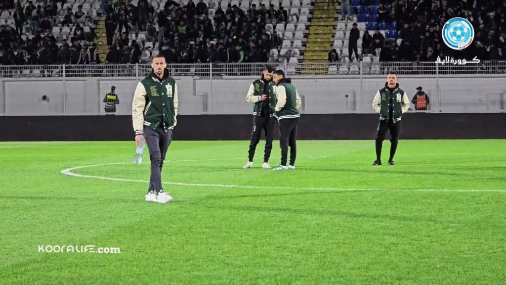 دخول لاعبي الرجاء أرضية الملعب و رد فعل الشابي اتجاه الجماهير قبل مواجهة رجاء بني ملال