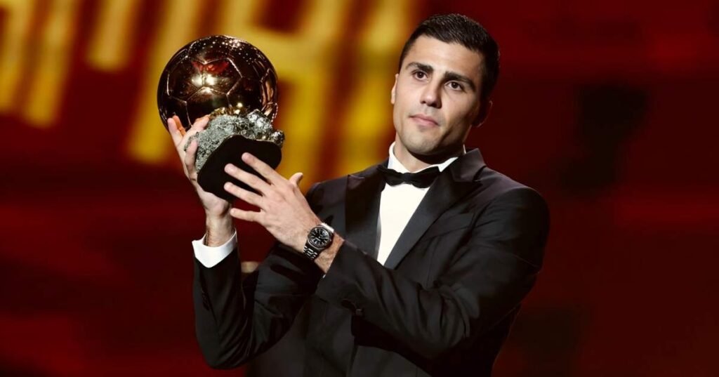 رسميا: لاعب مانشستر سيتي “رودري” يحقق “بالون دور”