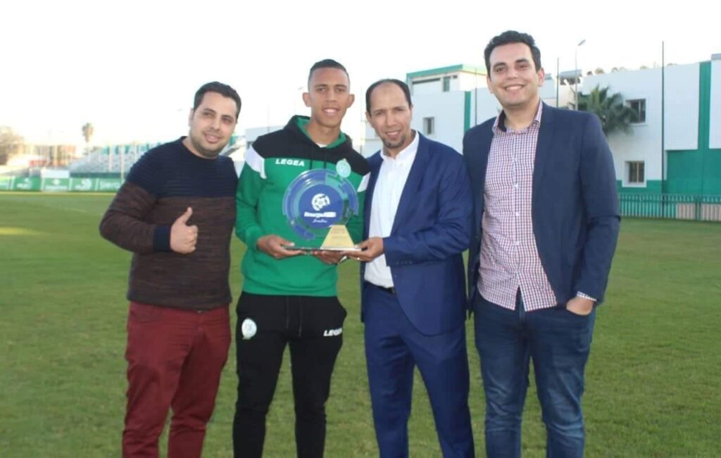 رحيمي يتسلم درع “المرصد برو” لأفضل لاعب بالبطولة الاحترافية