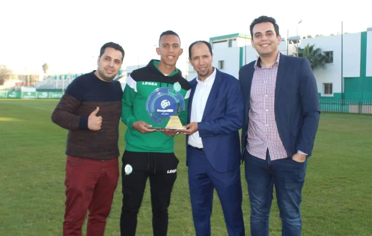 رحيمي يتسلم درع "المرصد برو" لأفضل لاعب بالبطولة الاحترافية 1 رحيمي يتسلم درع "المرصد برو" لأفضل لاعب بالبطولة الاحترافية