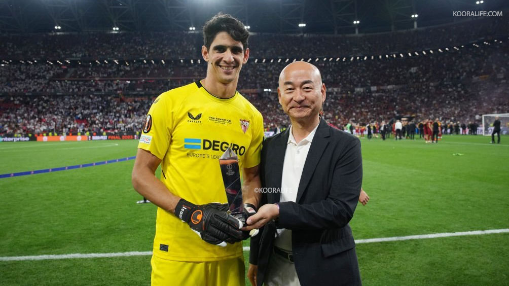 الدولي المغربي ” ياسين بونو” أفضل لاعب بالدوري الأوروبي