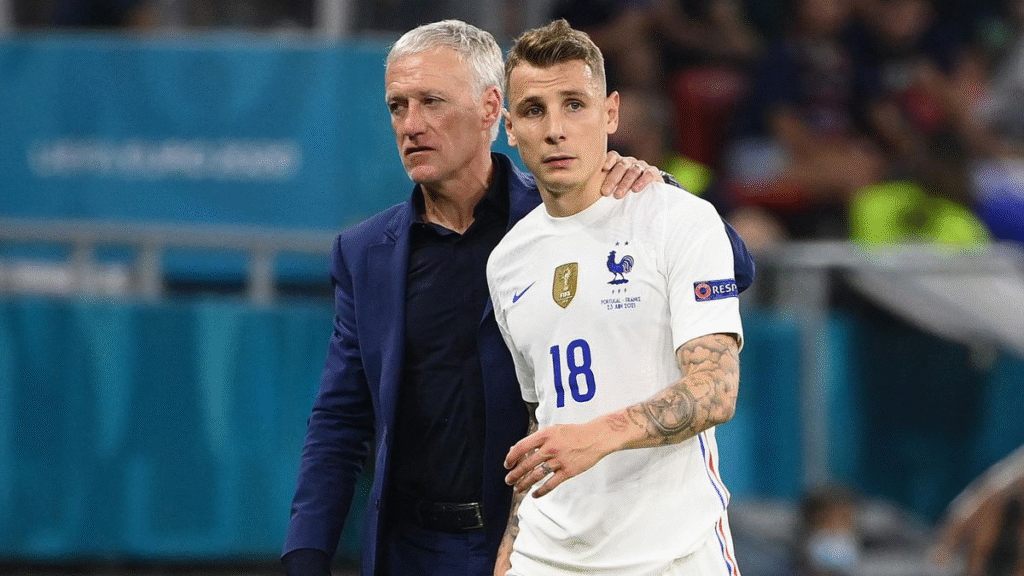 لوكا دين : “في عام 2023، يمكننا إيقاف المباراة 20 دقيقة من أجل بعض القرارات، ولكن لا يمكننا إيقافها لدقيقة واحدة لشرب الماء”