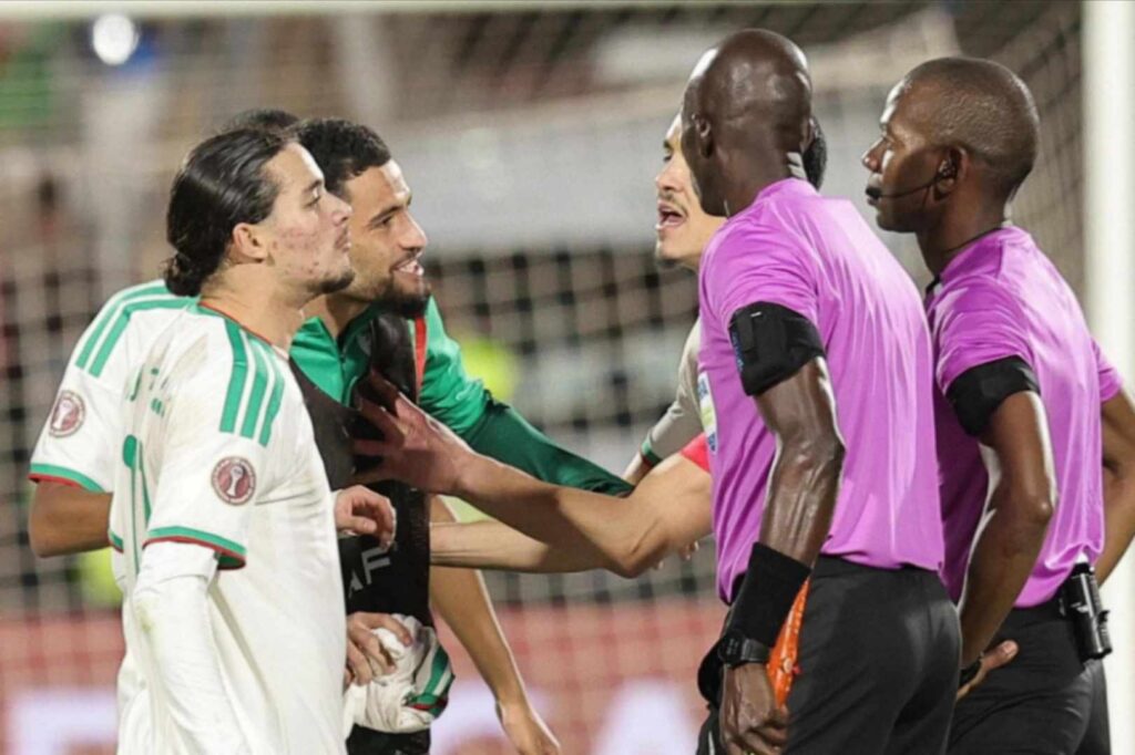 الكاف تفتح تحقيقًا في أحداث ربع النهائي وتلوّح بعقوبات صارمة