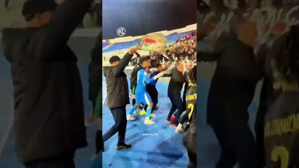 احتفالات كبيرة للاعبي فريق الجيش الملكي مع الجماهير التي جاءت لمساندة فريقها أمام الوداد🥳🥳🥳