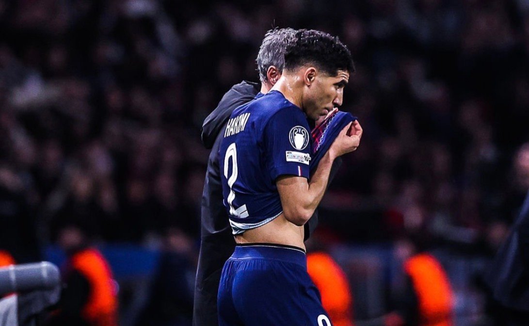 أشرف حكيمي ينظر للأعلى بتوتر في مباراة كرة قدم.