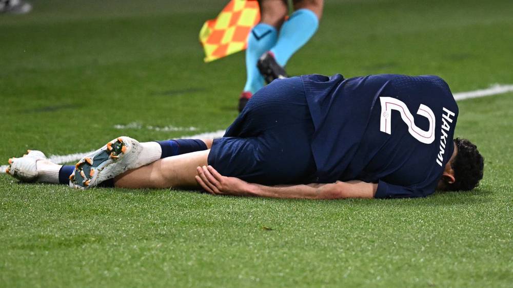 لاعبون على أرض الملعب يحتفلون بالفوز في مباراة كرة قدم.