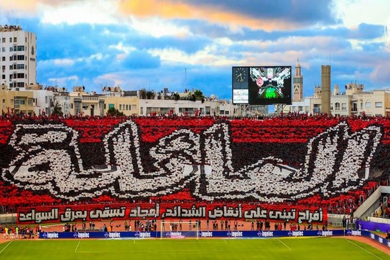 احتجاجات جماهير الوداد تشتعل ضد آيت منا بعد تراجع النتائج