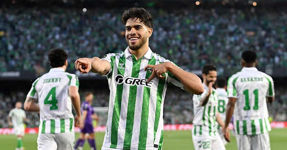 اللاعب عبد الصمد الزلزولي بقميص ريال بيتيس الأخضر والأبيض.