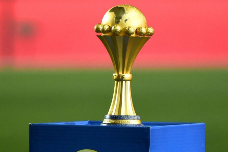 قرعة تصفيات كأس أمم إفريقيا 2027: صورة لكأس أمم إفريقيا وشعار الكاف
