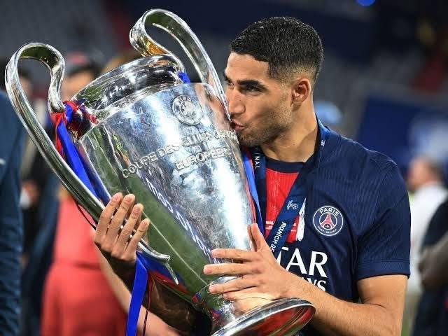 أشرف حكيمي يحطم أرقام الأساطير الأفريقية ويتوج بـ 19 لقباً قارياً