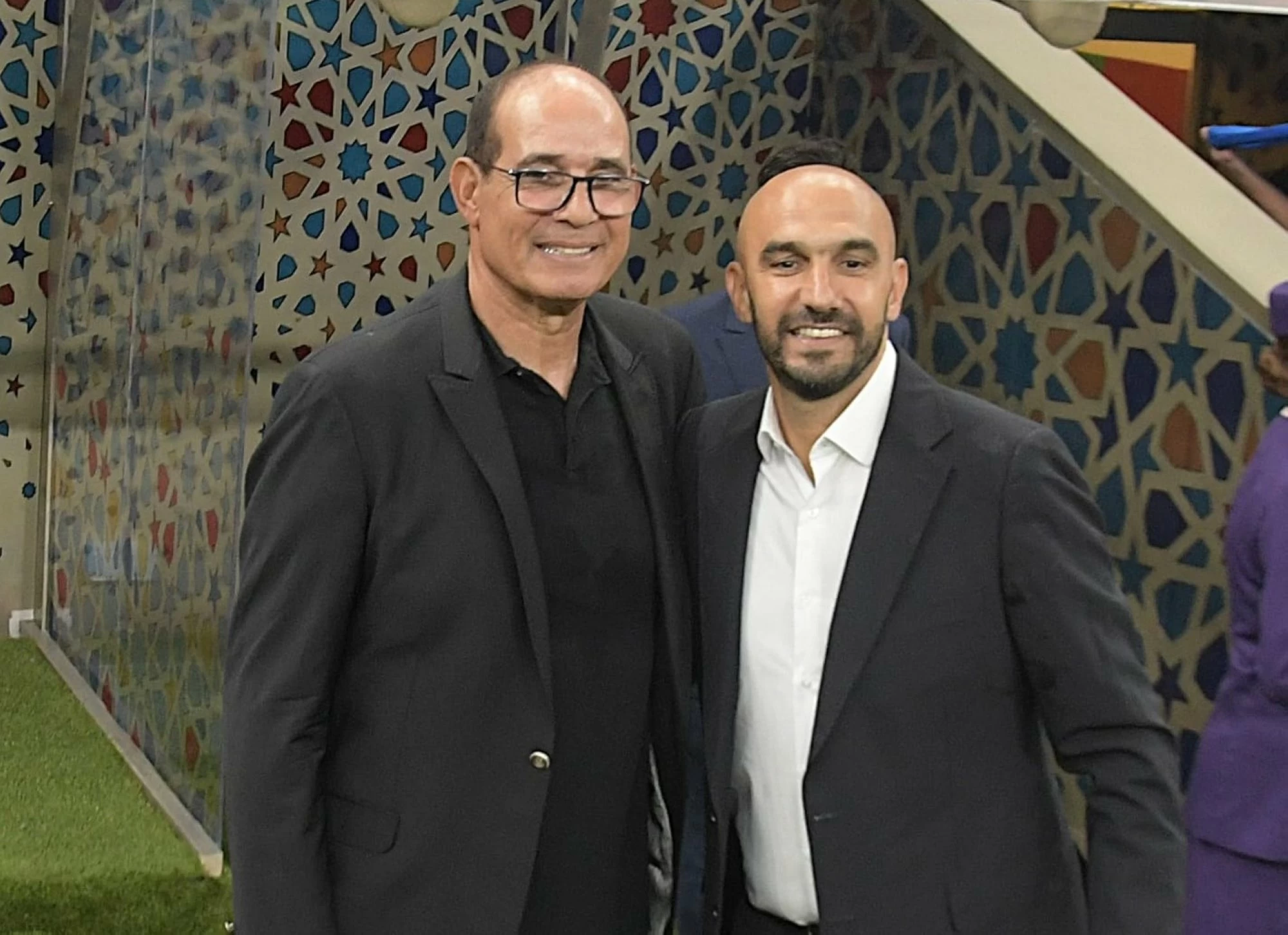 بادو الزاكي المنتخب المالي: بادو الزاكي يصافح وليد الركراكي