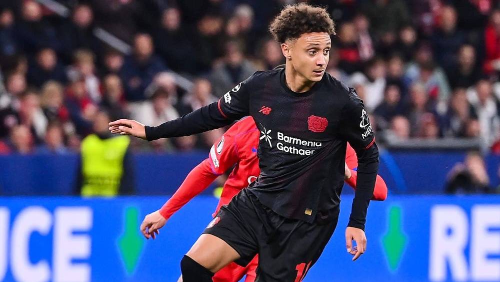 بنصغير باير ليفركوزن لاعب كرة قدم يرتدي قميص باير ليفركوزن.